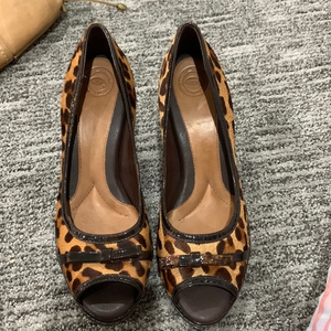 New Nurture animal print fur‎ heels size 9.5 ***left heel chipped***